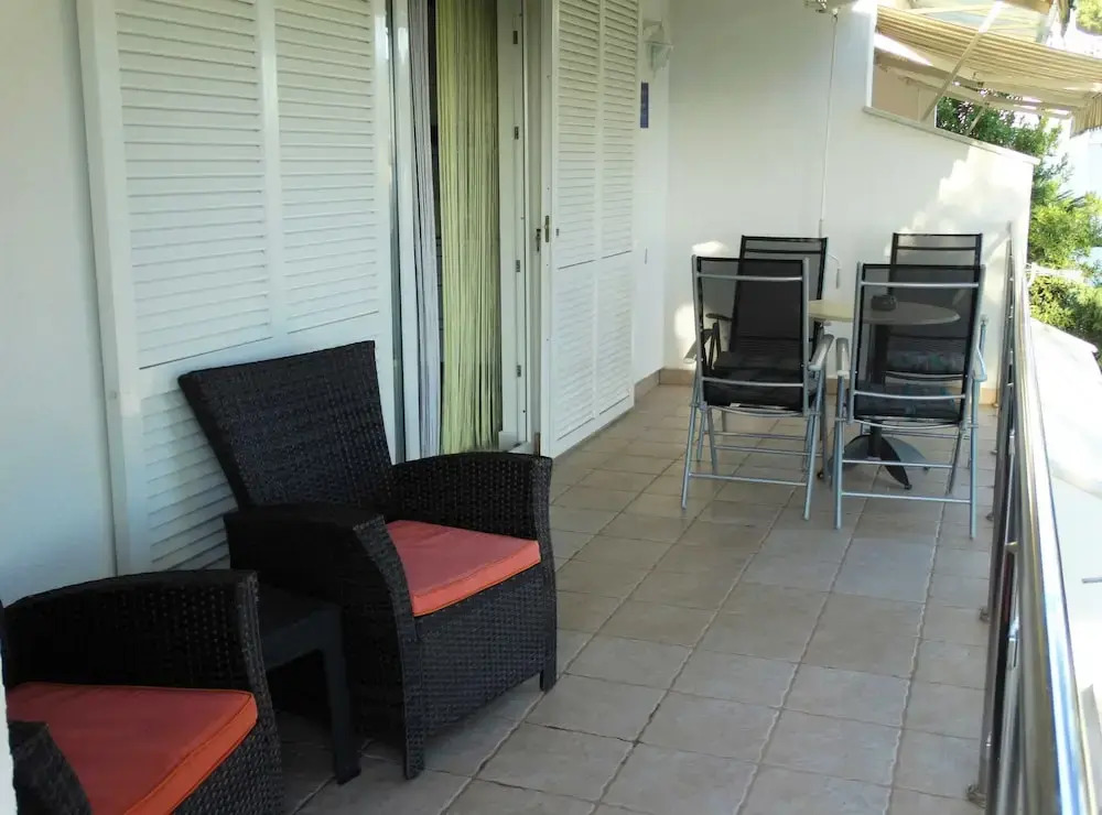 Selce Shorefront Apartment With Balcony and Sea View