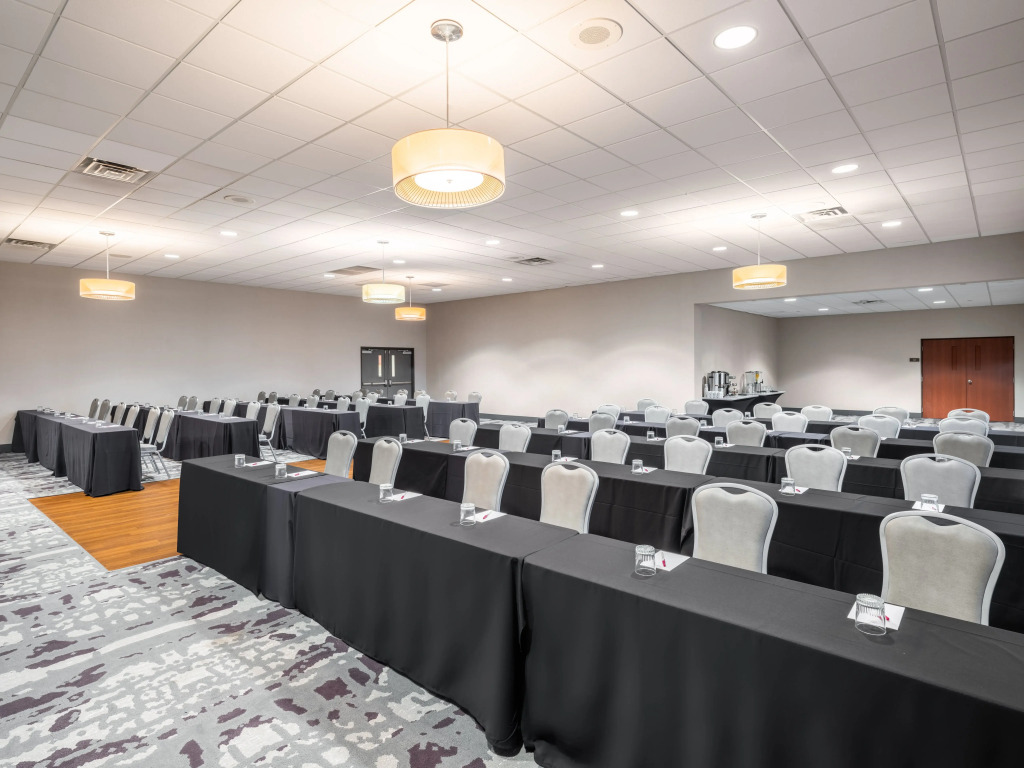 Crowne Plaza Milwaukee Airport by IHG
