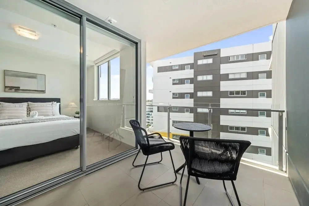 Chic West End Stay With Gym & Pool Access
