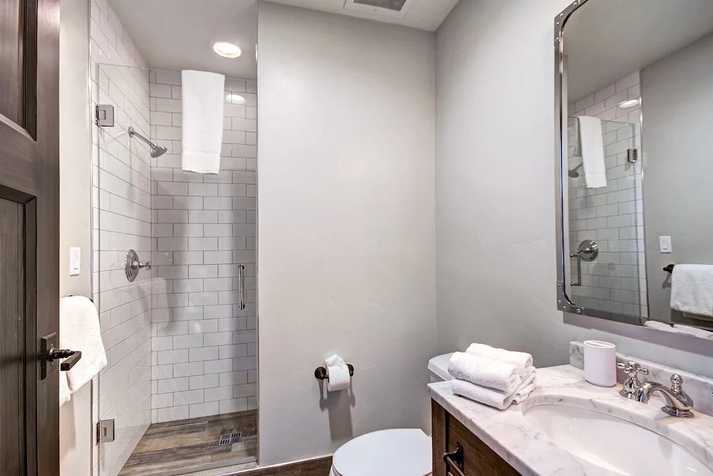 Stunning 4 Bedroom Condo Snowcloud Base Of Bachelor Gulch Condo by RedAwning