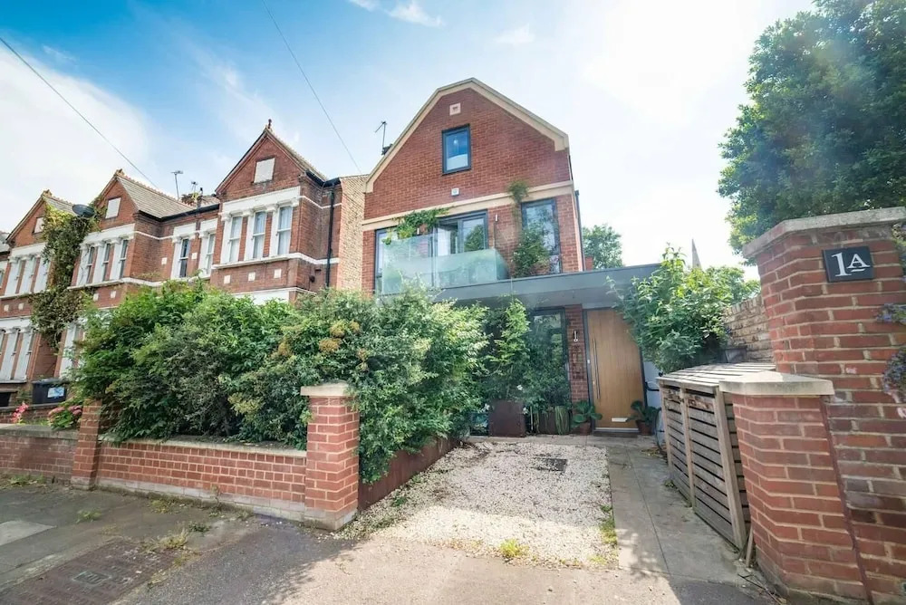 Cosy And Beautiful 4br House