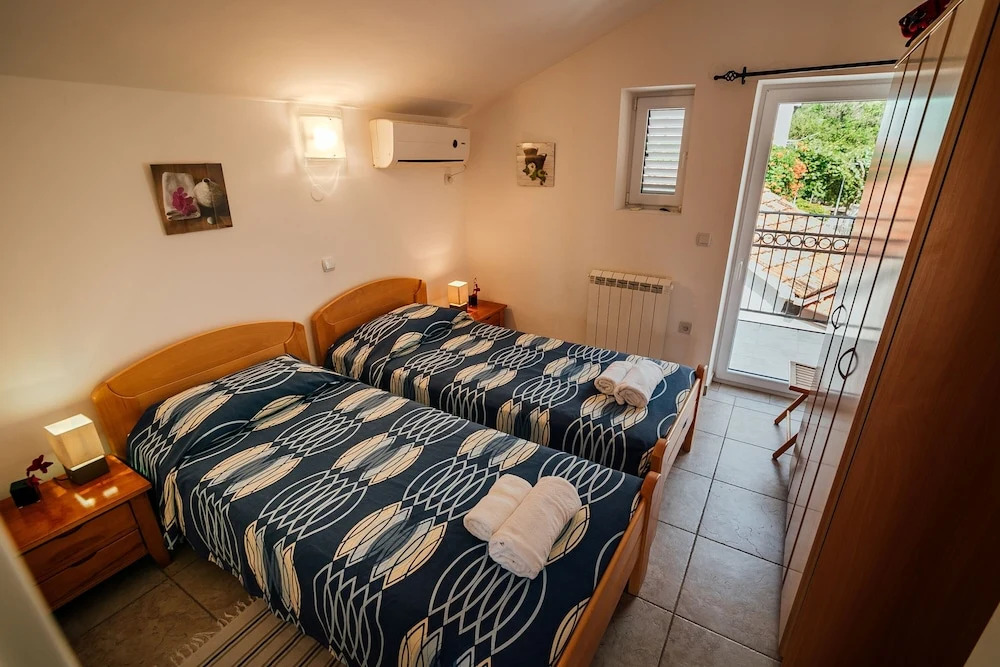Spacious Family 4BR Seaside House, Fantastic Sea Views, 20 Meters to Beach