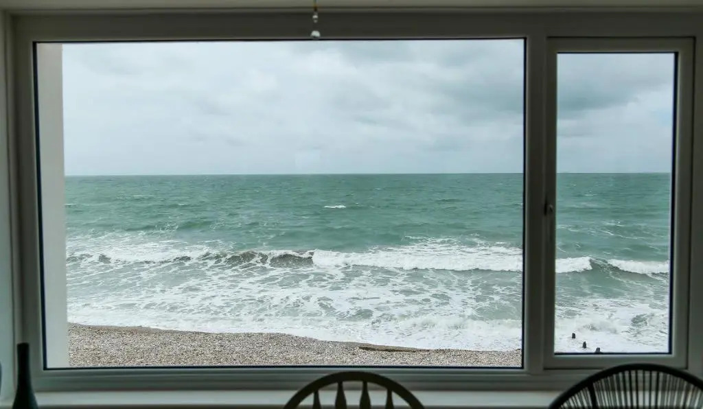 Tides - Beach Front Apartment in Bracklesham Bay