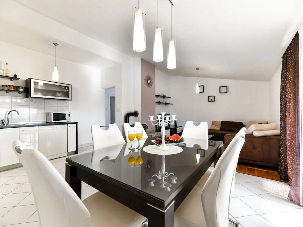 Lovely Holiday House With Private Pool, Charming Open Kitchen, Near Old Town