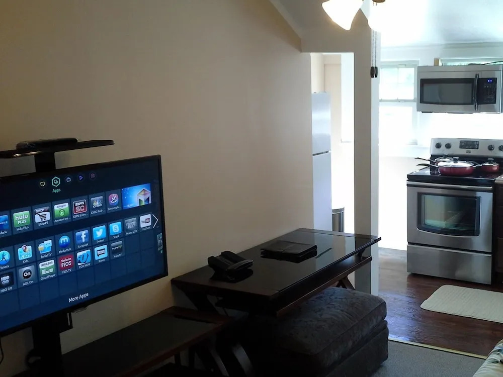 JARVIS West Blvd 3BD Suites by Edgewater Park & Downtown