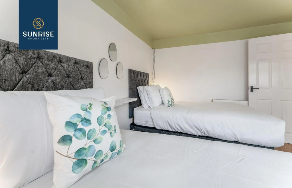 3BedLaw, 5 Single Beds, Ideal for Contractors, Free Parking, WiFi, Sleeps 5, Tourists, Relocation, Business Travellers, Long Extended Stays