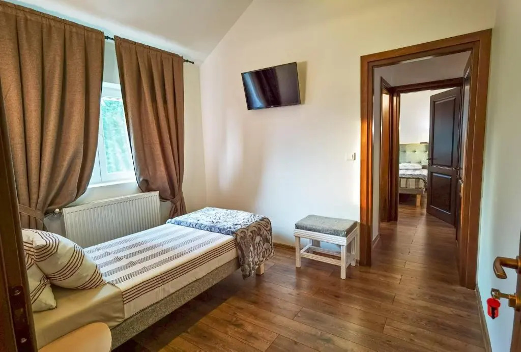 Apartament si camere de inchiriat"CASA DIVERTIS"