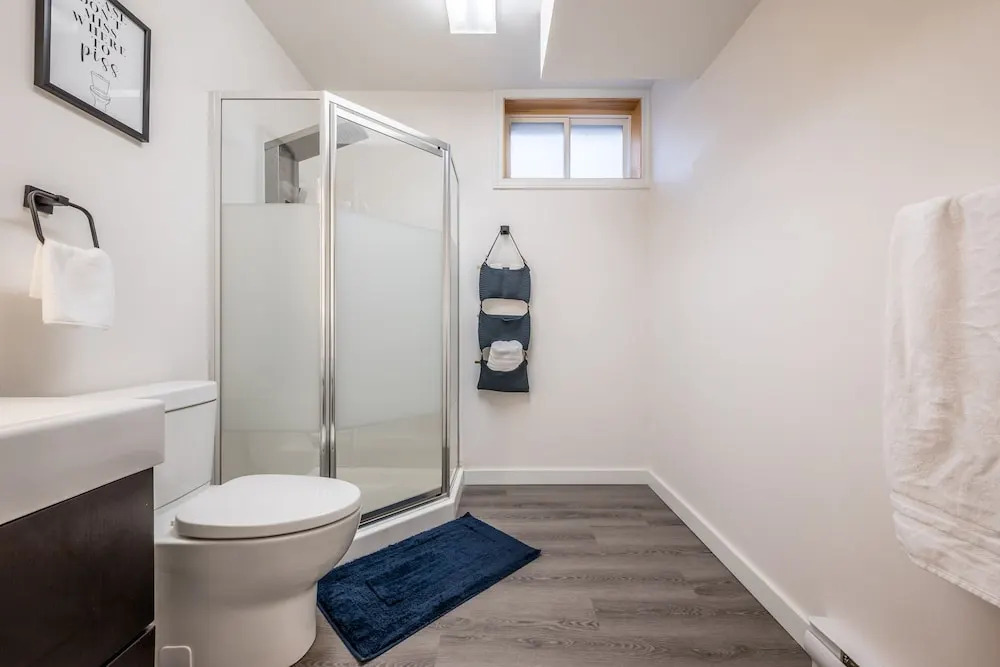 Spacious Newly Renovated 1 Bedroom Suite