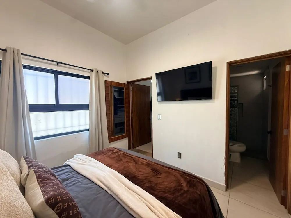 Luxurious 3 Bedroom in Ajijic - Sleeps 6 - Private Gym - Pickleball Court -