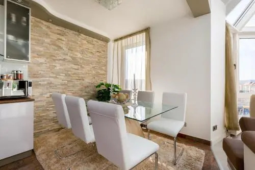 Panorama Dream Home w 3BDR, A/C, Garage & Jacuzzi