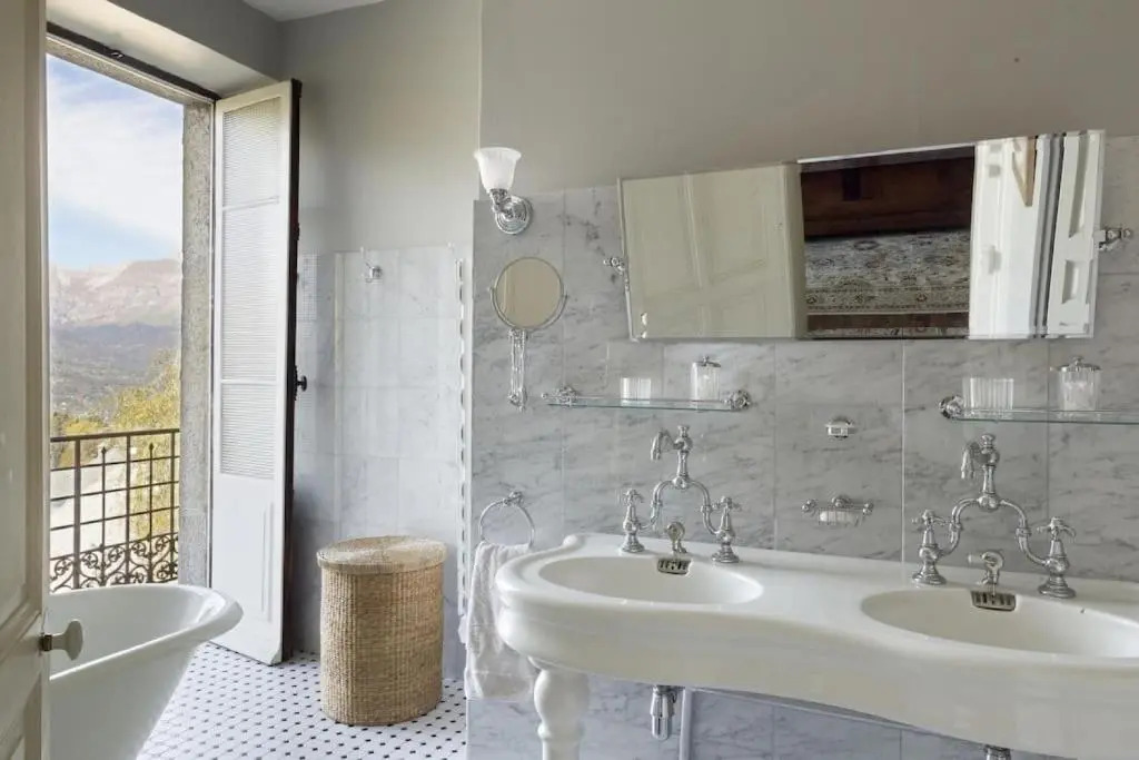 Luxury 2 bed apartment, central location with mountain views