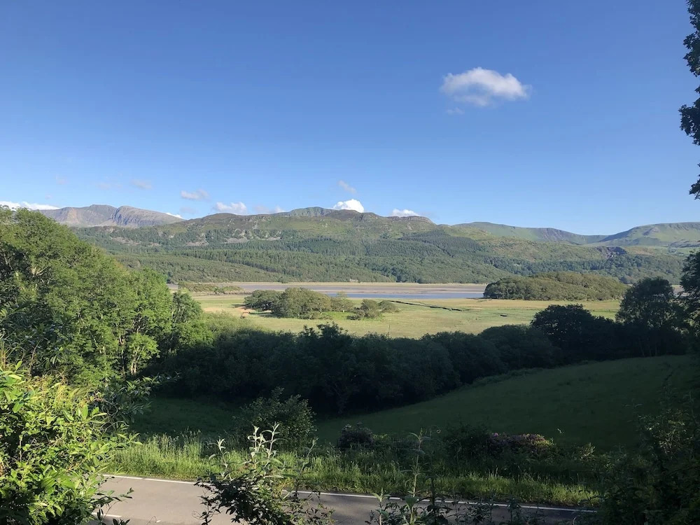 Coedmor Barn, Romantic Cottage in Snowdonia National Park. Stay in the Woodland's Heart!