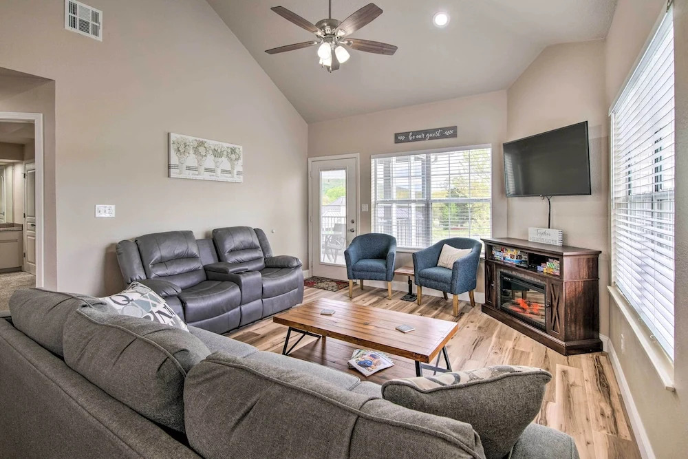 Cozy + Deluxe Branson Condo w/ Covered Balcony