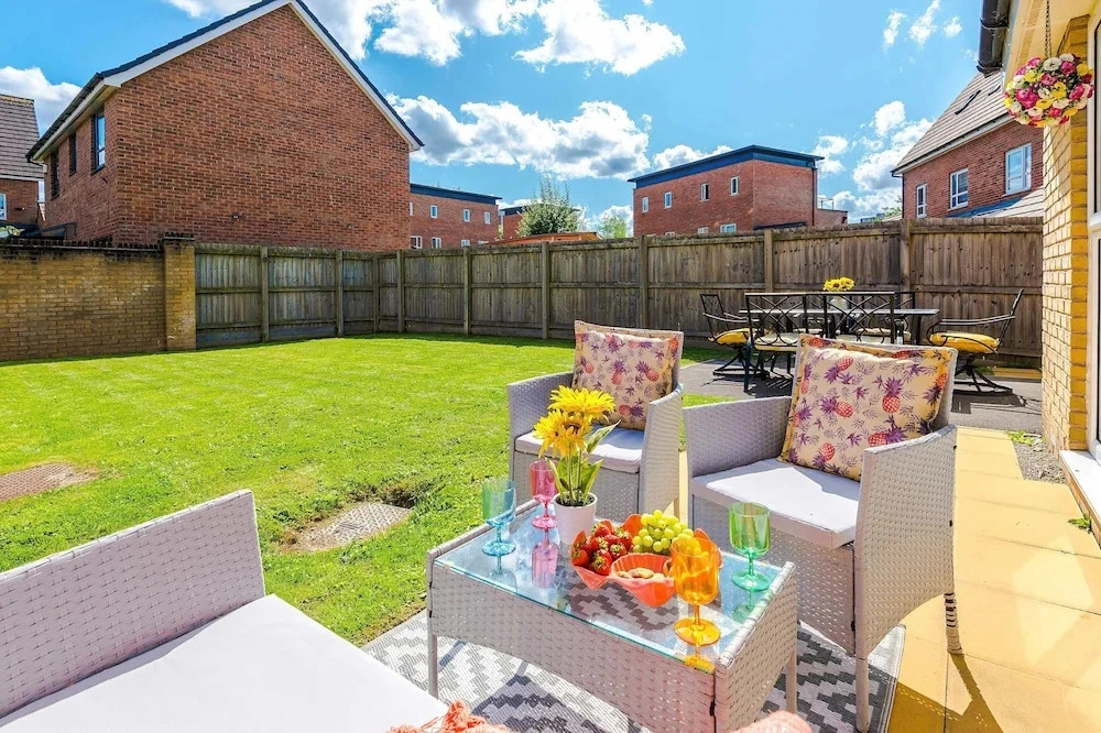 Perfect Riverside Home in Manchester Free Parking