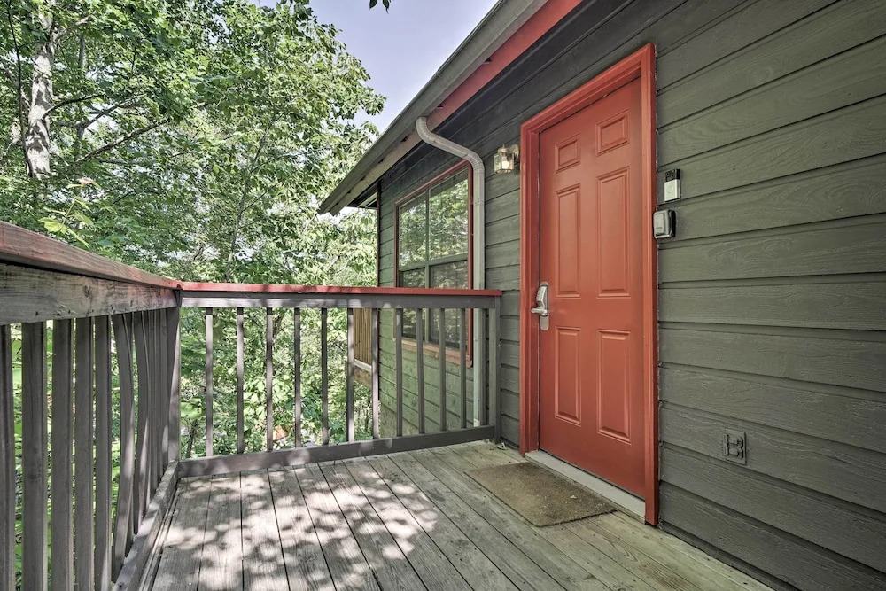 Hot Tub & Private Deck: Rustic Pigeon Forge Cabin