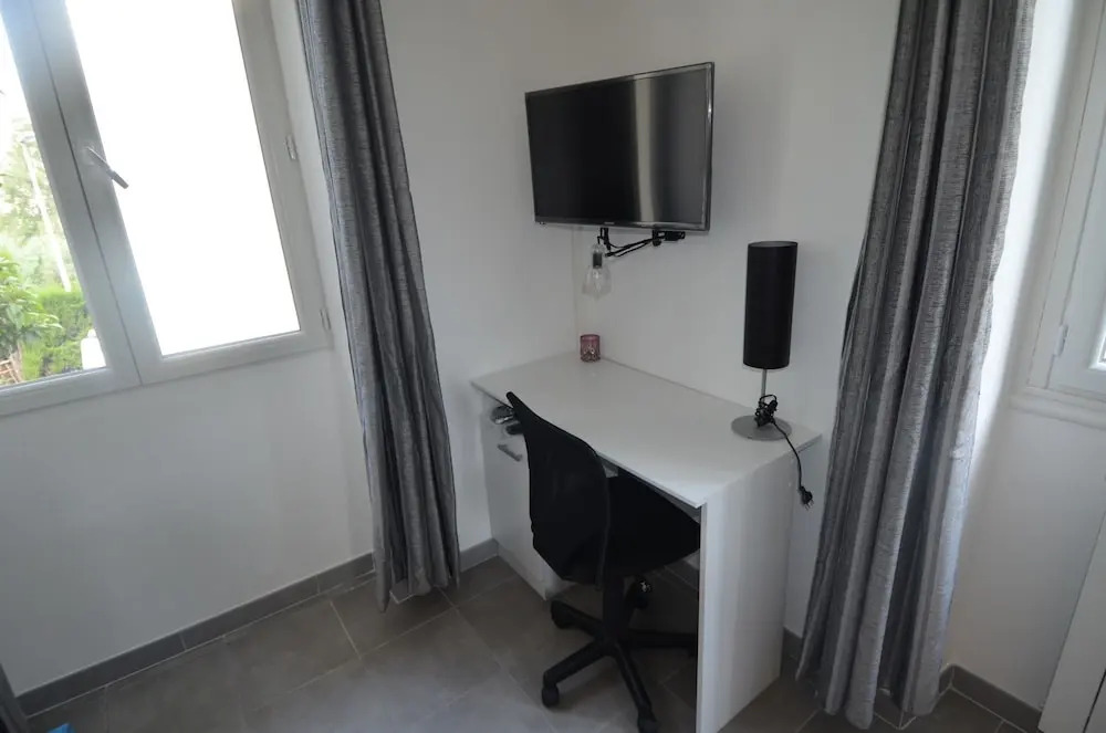 Quiet Modern Studio In The Heights Of The Port Of Nice