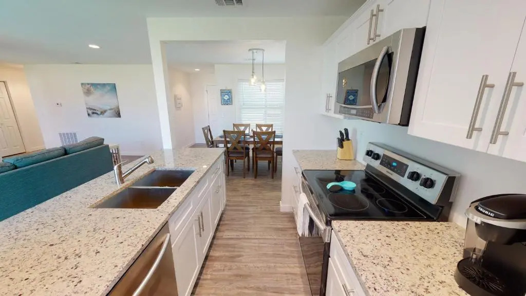 AH-B104 Newly Remodeled Ground Floor Condo, Overlooking PoolHot Tub