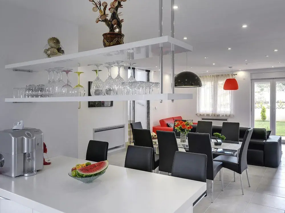 Villa in Bratulici With Pool Near Beach