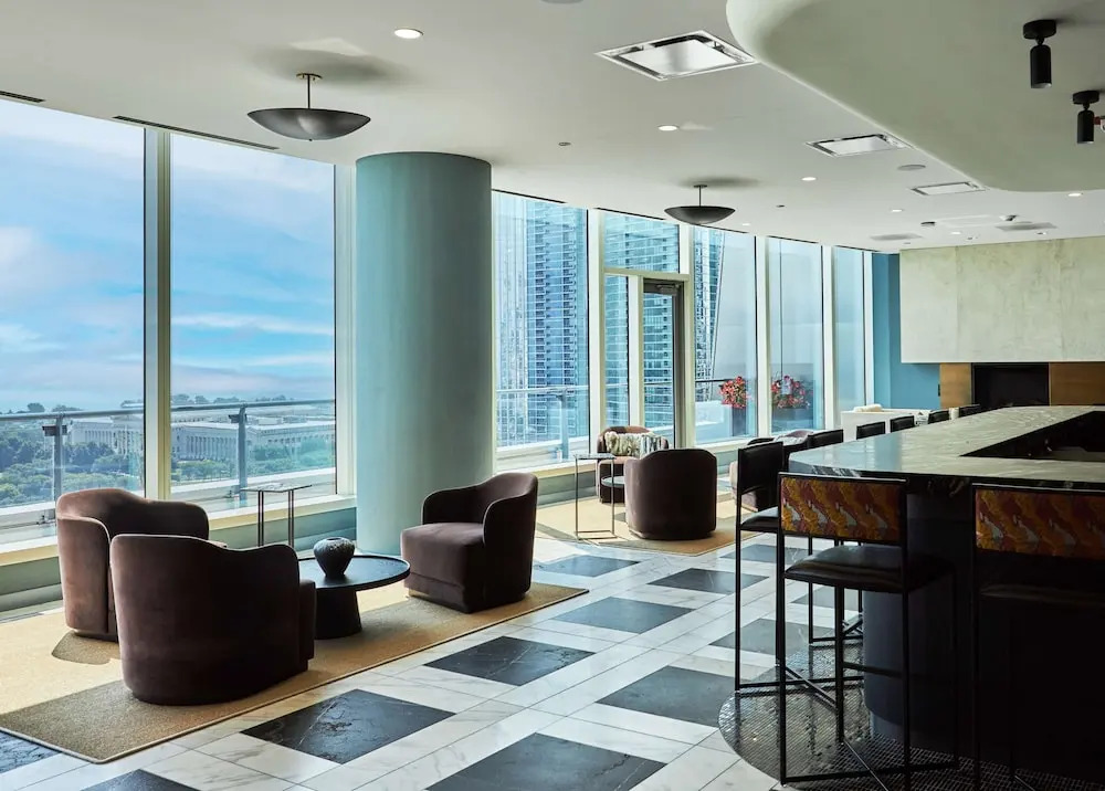 Lux Apts with Lake Views and Top Amenities