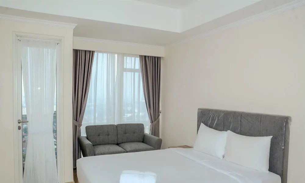 Comfy Studio Room with City View at Menteng Park Apartment By Travelio