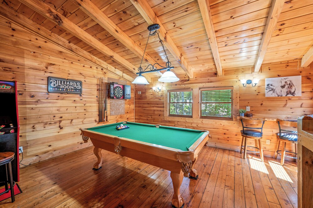 Sevierville Cabin w/ Deck: Minutes to Pigeon Forge