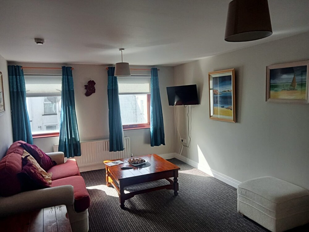 Central 2-bed Apt, Sleeps 5 Above Great Derry Pub