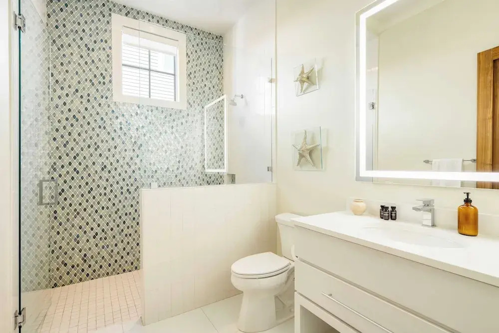 Monarch by Avantstay Stunning Estate 1 Block to Beach, Swim Up Bar, Hot Tub, & Rooftop Views