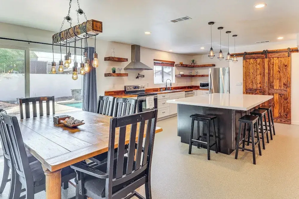 3 Mi to London Bridge: Sleek Home w/ Outdoor Haven
