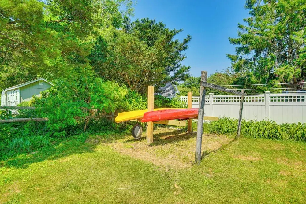 Walk to 2 Beaches! Group-friendly Pocasset Home