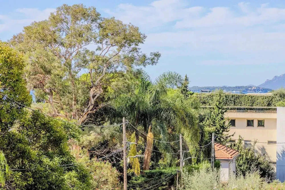 Bright, A/C Apartment With sea View - Antibes