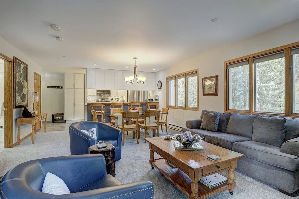 Newly Remodeled Spacious 1 Bedroom 1 Condo by RedAwning