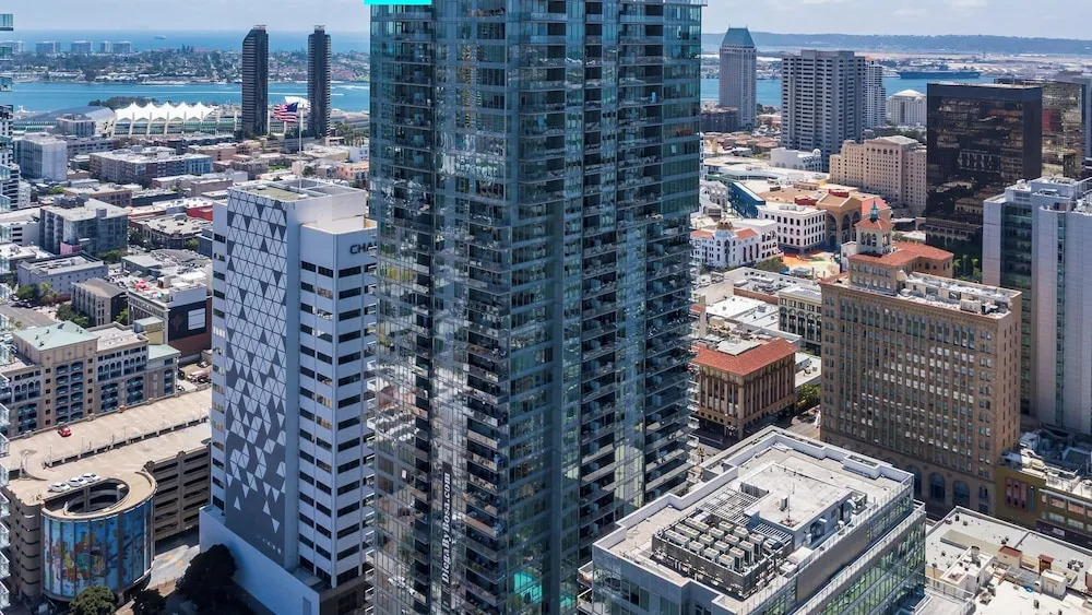 41st Floor! 2bdr w/ Luxury Amenities & Balcony Skylux Penthouse by Avantstay
