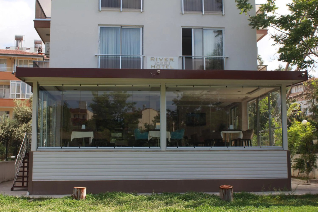 River Hotel