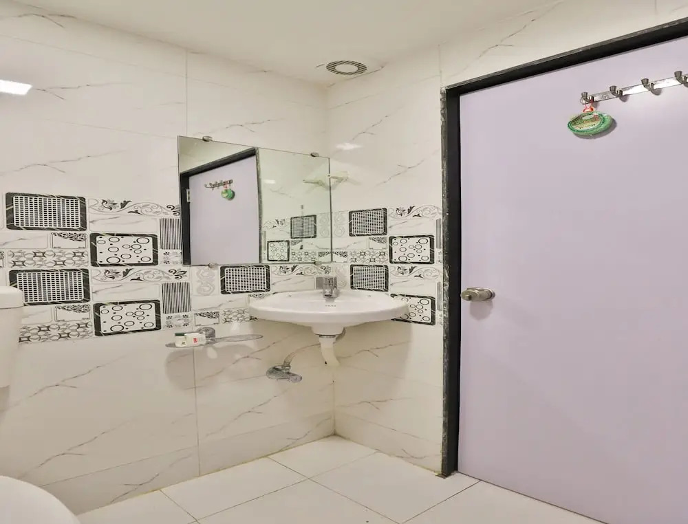 OYO 13033 Hotel Raadhe