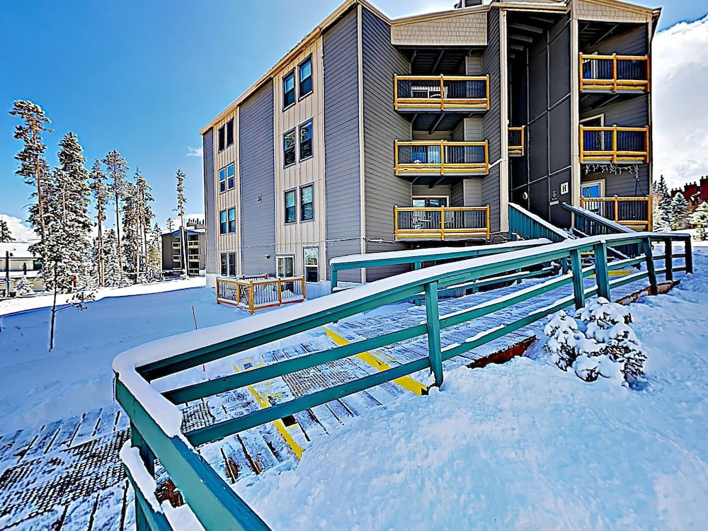 4400 Silverthorne - 2 Br Condo