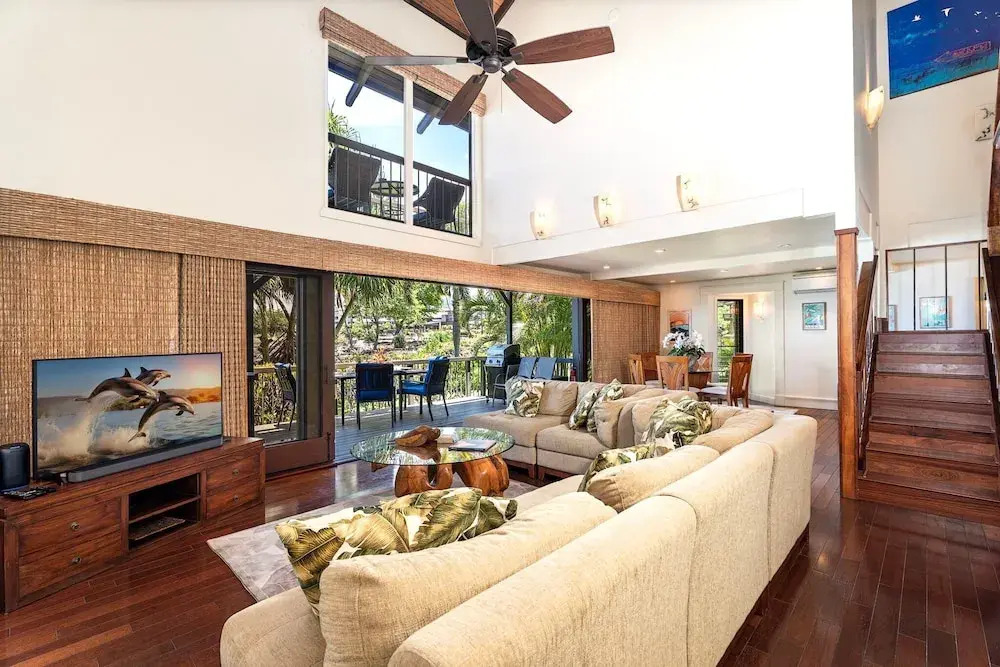 Beautiful Oceanfront - Air-conditioned - Sleeps 6 - Walk to Beach - Vrkcv