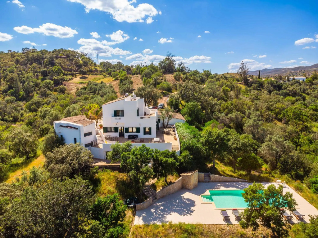 Villa Eiras Altas by Portucasa
