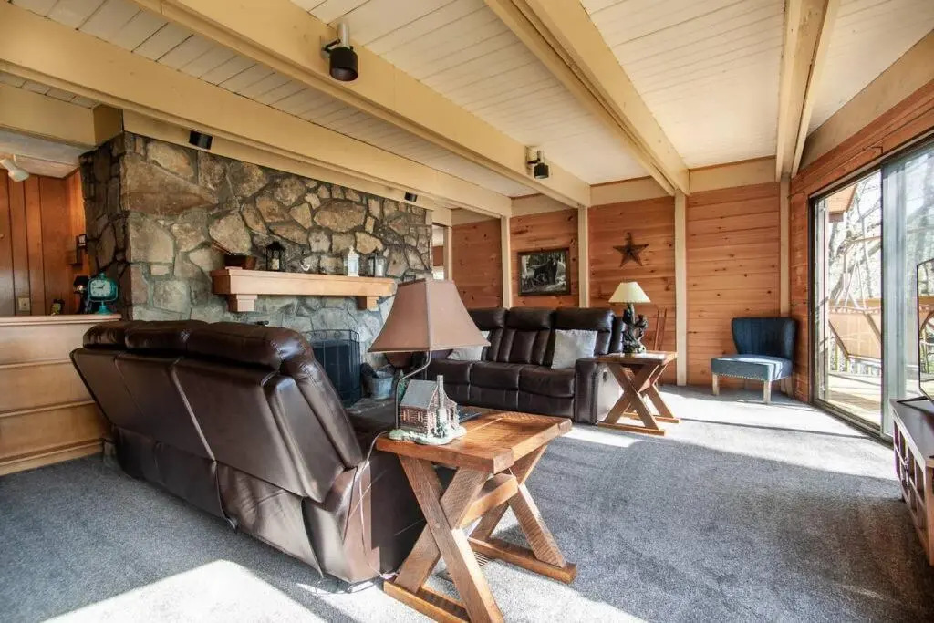 Bear View Chalet with hot tub and near Ober