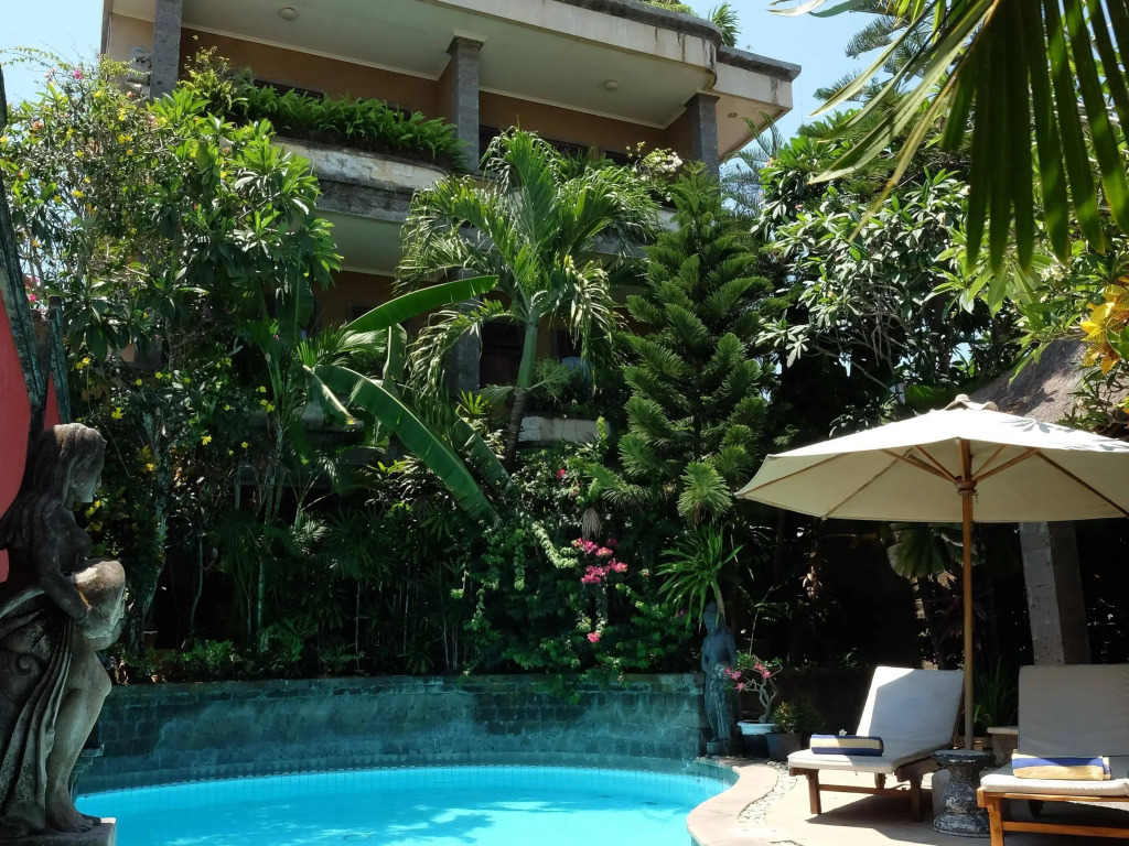 Ellies Hotel