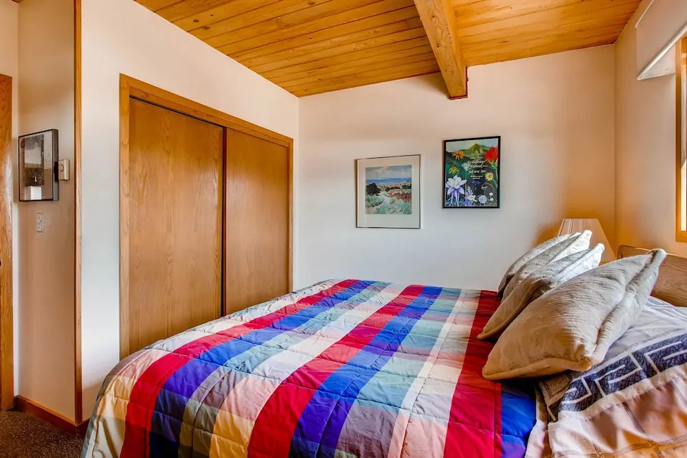1 Br With Amazing Views Of Mountain Range 1 Bedroom Condo - No Cleaning Fee! by RedAwning