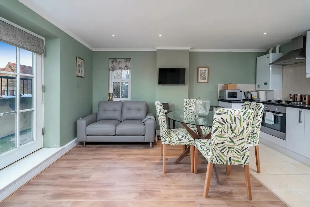 Designer 1 Bed Flat Barons Court Sleeps 4, Balcony