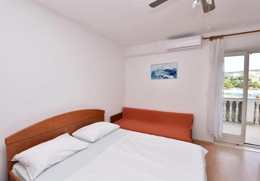 Apartments and Rooms Jakov