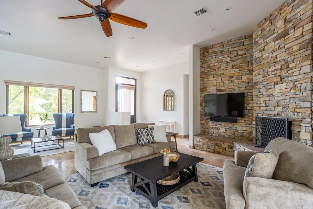 Upscale W/ Pool, Chefs Kitchen & Stables 6 Bedroom Home