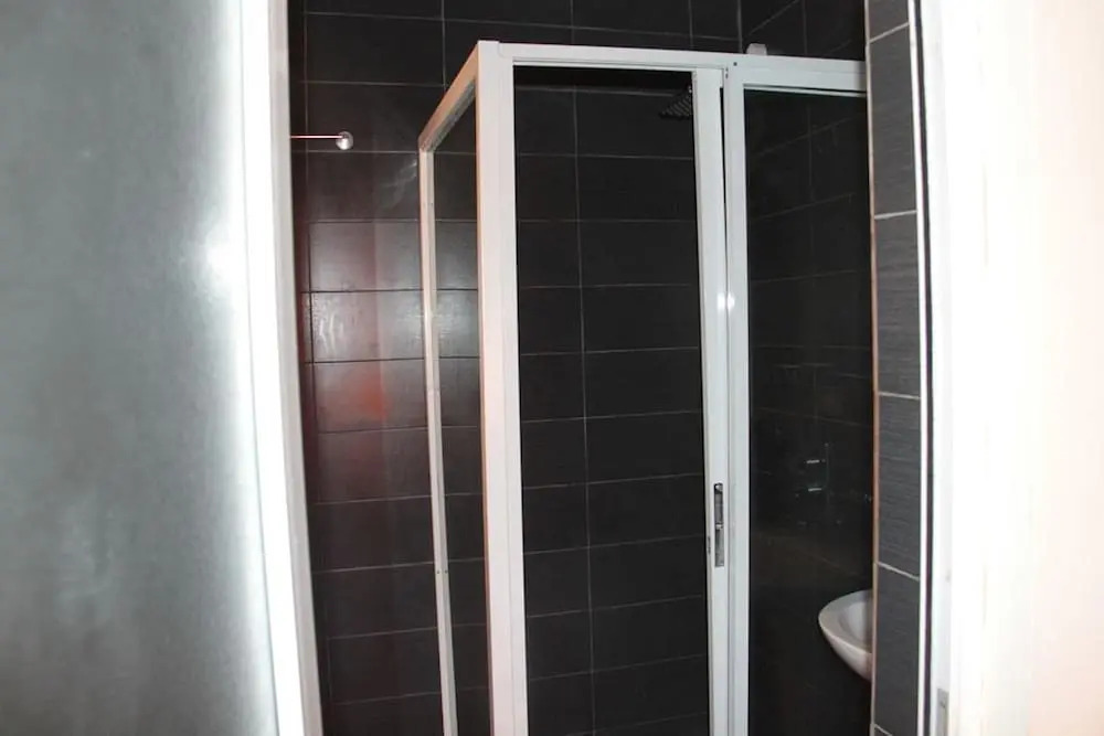 Lakeem Suites Adebola