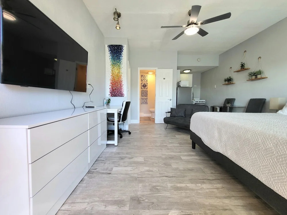 Barefoot mailman motel
