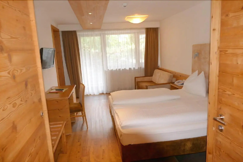 Hotel Gasthof Mitteregger -Best place in town with summercard and breakfast