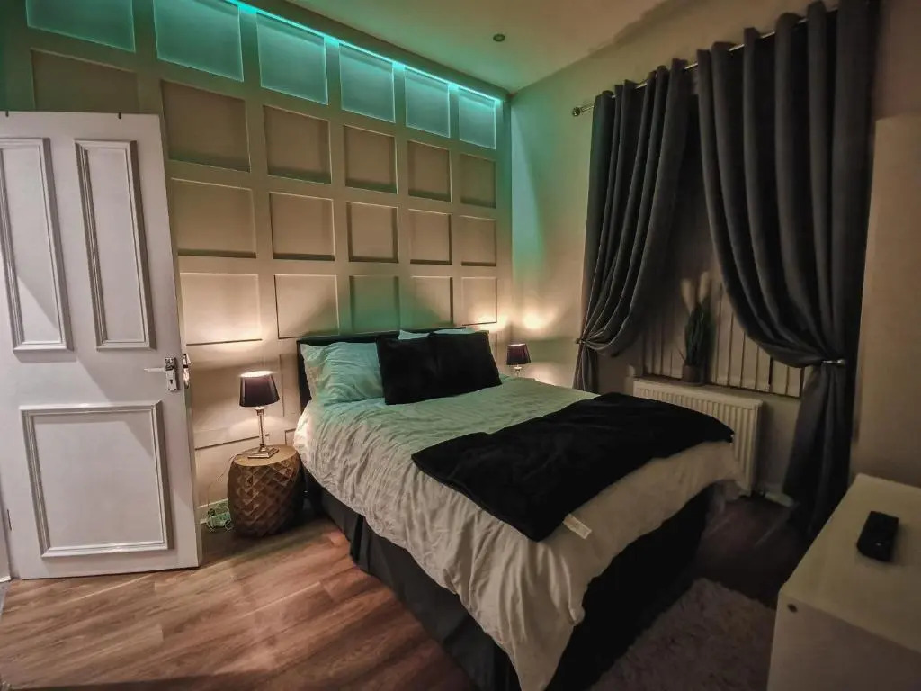 3 Bed Apartment in the Heart of Westend of Glasgow (Adults Only)