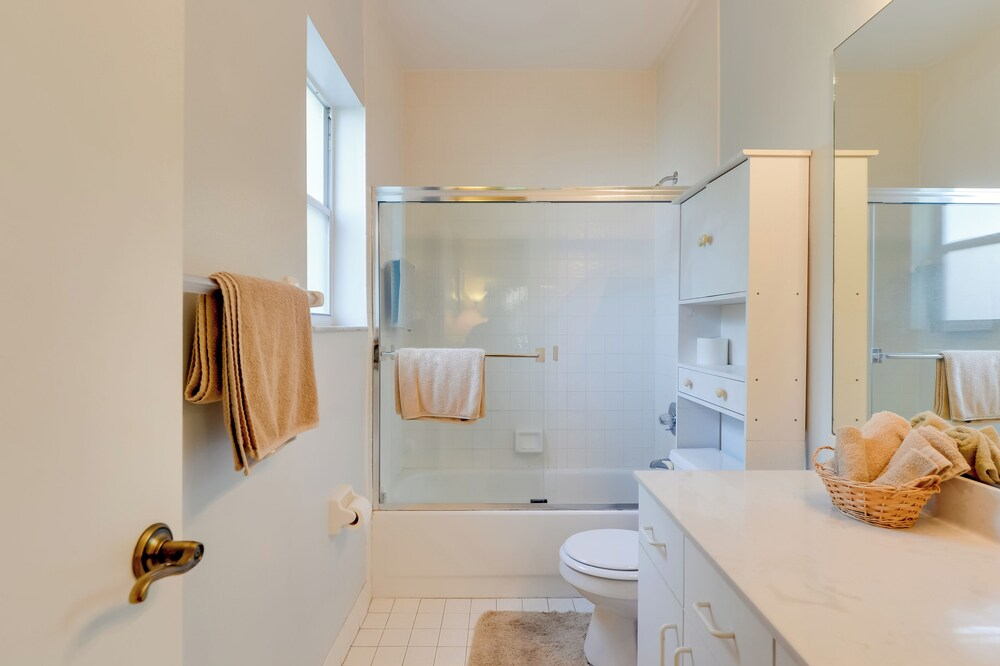 Ft Lauderdale Area Condo - Walk to Beach & Shops!