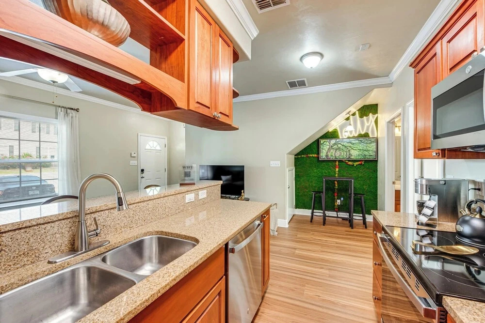 3 Mi to Fsu! Pet-friendly Townhome w/ Pool Access