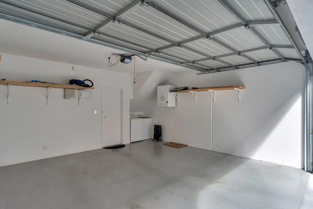 QV Modern 3 Level Sunny Townhouse - 640